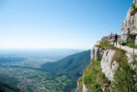 Wanderer genießen die Landschaft del Cengio