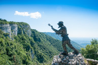 Statue von Grenadier mit Hintergrund Cengio und Valdastico