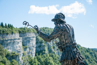 Sardische Grenadier-Statue, die aus mit Fragmenten von Granaten