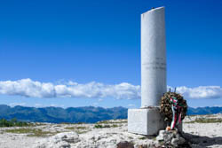 Cippo italiano sul Monte Ortigara, monumento ai caduti colonna mozza