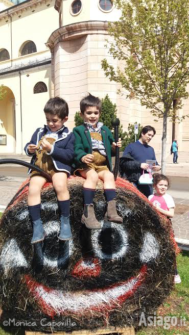 I Bambini si Divertono a Salire Sopra le Palle di Fieno Decorate Foto di Monica Capovilla