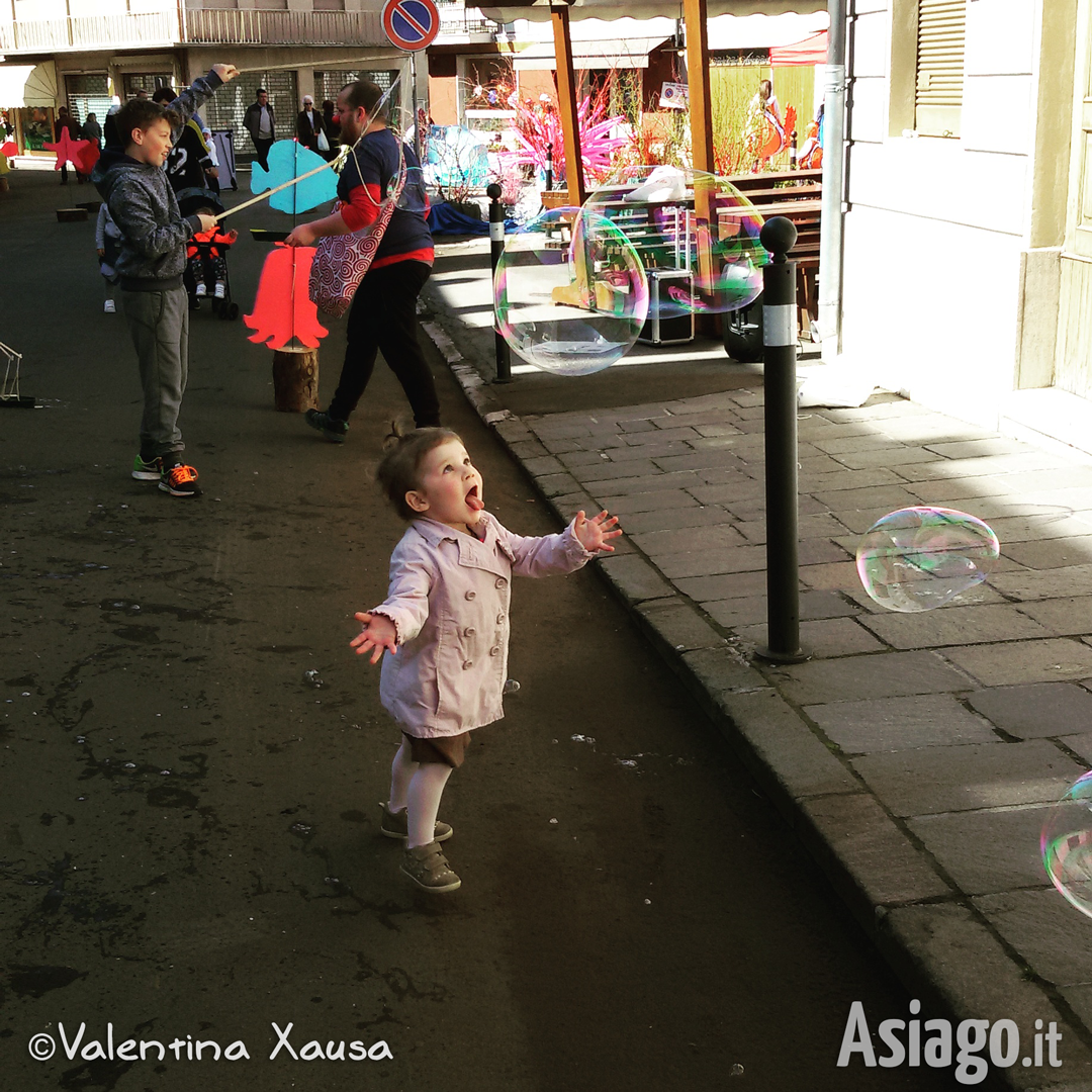Rincorrendo le Bolle di Sapone ad Asiago da Fiaba Foto di Valentina Xausa