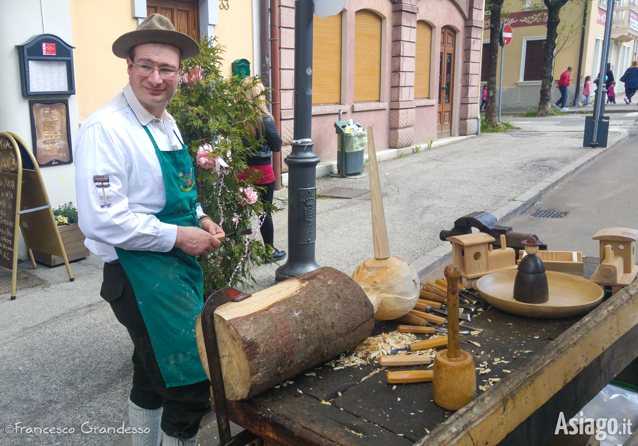 Scultore ad Asiago da Fiaba Foto di Francesco Grandesso