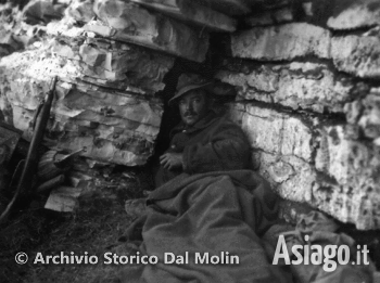 Alpino in un giaciglio improvvisato durante una pausa nei combattimenti