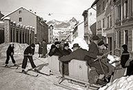 Im Zentrum von Asiago auf Skiern von Schlitten gezogen