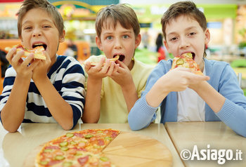 bambini che mangiano la pizza con le mani