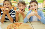 bambini che mangiano la pizza con le mani