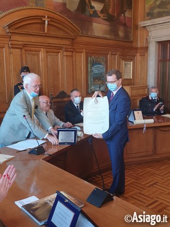 Clemens monti console generale daustria premiato da lorenzo carra vicepresidente dellaccademia di filatelia e storia postale
