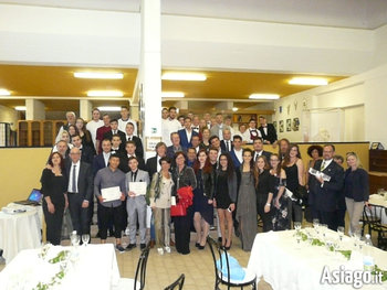 Foto di gruppo alla cena del concorso gastronomico M.R.Stern