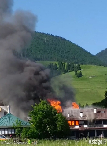 Foto incendio Gallio di Marco Cherubin