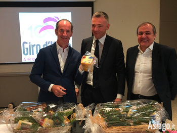 Il sindaco Rigoni Stern omaggia Zaia e Vegni con prodotti tipici di Asiago