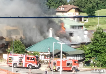Incendio a Gallio vicino pizzeria Capanna Bianca - 13 giugno 2019 Incendio a Gallio vicino pizzeria Capanna Bianca - 13 giugno 2019