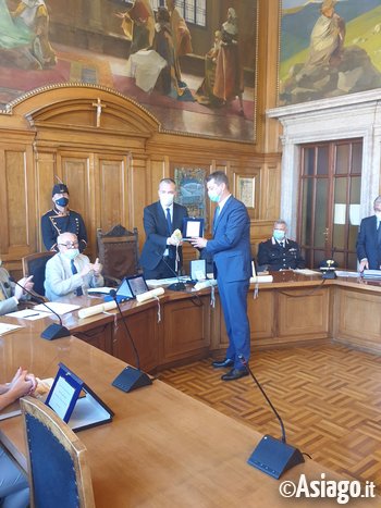 Jasen mesi ambasciatore di croazia riceve il premio per la migliore emissione turistica