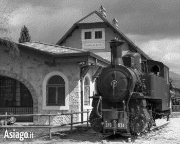 Locomotiva vecchio trenino Rocchette Asiago