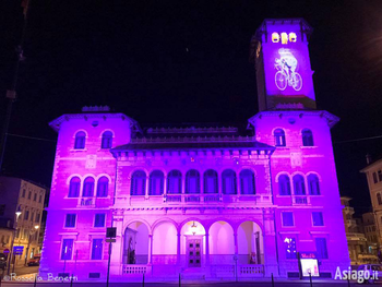 Municipio di Asiago rosa per Giro d'Italia Municipio di Asiago rosa per Giro d'Italia