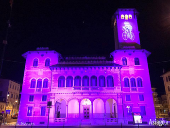 Municipio di Asiago rosa per Giro d'Italia 