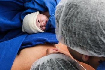 Neonato in braccio a genitori