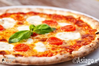 pizza margherita al magia di asiago