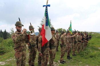 Rappresentanza del 5 rgt alpini schierata sullaltopiano di asiago