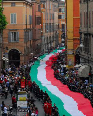 Tricolore più lungo del mondo in sfilata