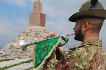 Trombettiere della brigata alpina julia presso monte castelgomberto