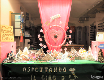 Vetrina di Rossella Benetti Ottica per il Giro d'Italia ad Asiago Vetrina di Rossella Benetti Ottica per il Giro d'Italia ad Asiago