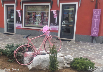 Vetrina Lobbia Ottica Per il Giro d'Italia ad Asiago