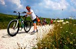 MTB-Ausflug, die speziell für Kinder zu entdecken, neue Landschaften von Conco