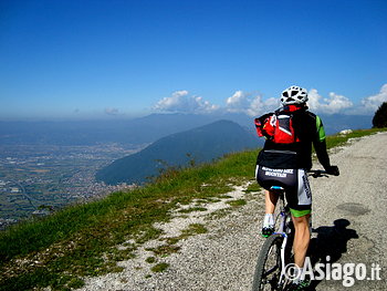 Giro malghe in Mountain Bike sull'Altopiano di Asiago dell'associazione 800%