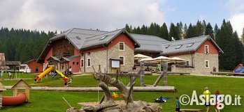 Il Rifugio Campolongo sull'Altopiano di Asiago