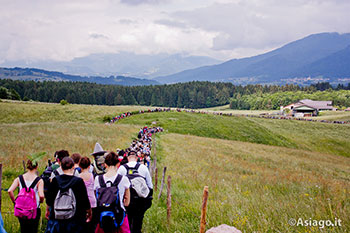 Fila di gente in processione per la Grande Rogazione di Asiago