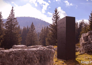 Sentiero del silenzio a Gallio -  Installazione Labirinto Nero