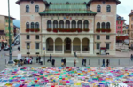 Asiago - Die handgefertigten Decken für das Projekt "Viva Vittoria" bedecken die Piazza Duomo, um NEIN zu GEWALT gegen FRAUEN zu sagen