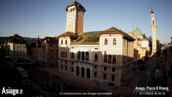 Webcam live su Piazza II Risorgimento ad Asiago e via Brigata Sassari