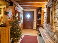 Ingresso addobbato per Natale