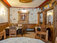Sala ristorante addobbata per Natale