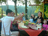 Famiglia con bambini pranza all aperto