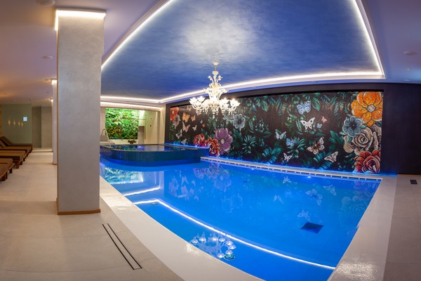 piscina interna pano luce blu spa sporting