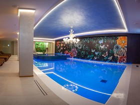 piscina interna pano luce blu spa sporting