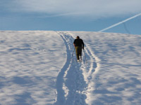Uomo che cammina sulla neve