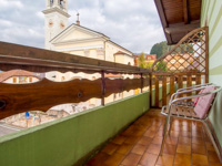 Balcone con vista sulla chiesa del paese