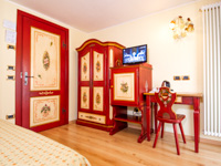 I mobili dipinti a mano della Camera Rossa