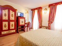 Una stanza accogliente e colorata, la Camera Rossa