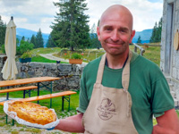 Alberto con la torta di mele