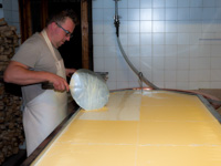 Fase di lavorazione del formaggio