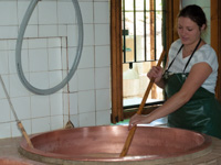 Sara impegnata nella lavorazione del formaggio