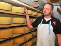 Formaggio Asiago DOP in stagionatura a Malga Pian di Granezza