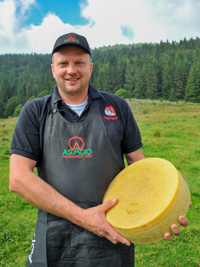 Il malgaro con una forma di Asiago Dop