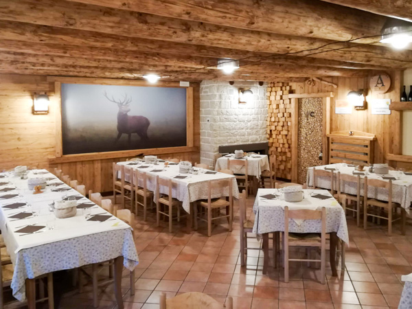 La sala da pranzo dell'Agriturismo Malga Spill