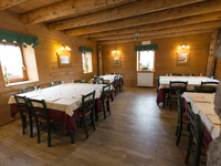 Capiente e accogliente sala da pranzo del Rifugio Campolongo